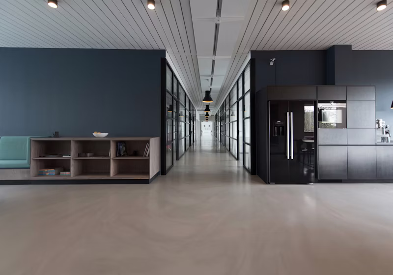 Modern ofis çalışma alanı ve toplantı köşesi